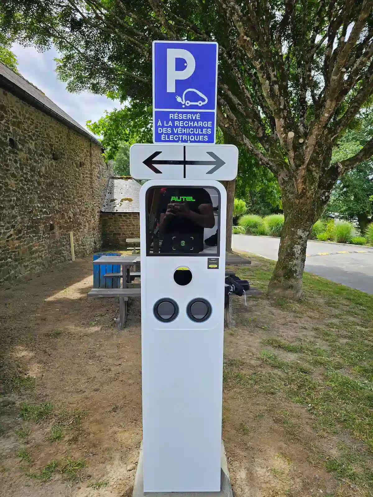 Pose des bornes de recharge sur le parking URSSAF